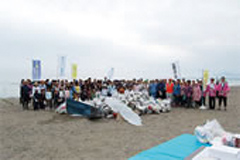 5月24日に行われた居多が浜海岸清掃の模様 集まったゴミはなんと2トン